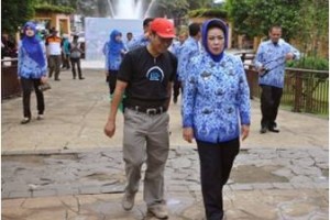 Bupati Kuningan saat memantau kebersihan di kawasan taman kota